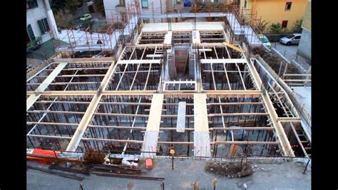 illustrazione di Davide che loda Dio, con sfondo di un palazzo in costruzione o appena dedicato