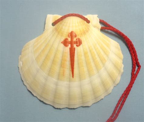 simboli del pellegrino medievale: conchiglia, bastone, cappello