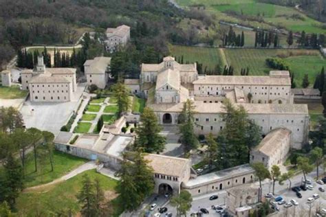 Schema architettonico dell'Abbazia di Casamari che evidenzia i principi cistercensi