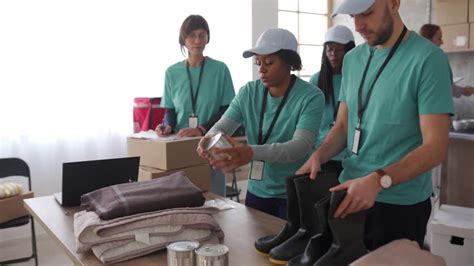 Fotografia di un gruppo di volontari della Caritas che distribuiscono aiuti.