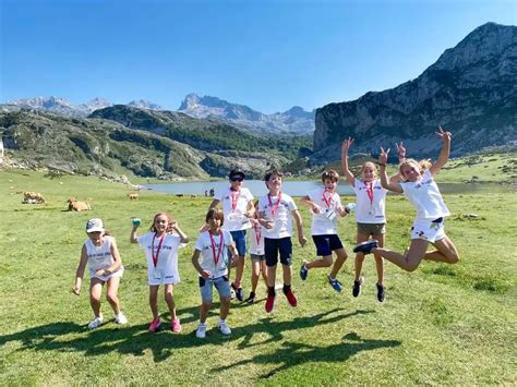 Giovani in attività all'aperto durante un campo estivo in montagna