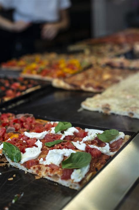 Pizza al metro con vari gusti e ingredienti