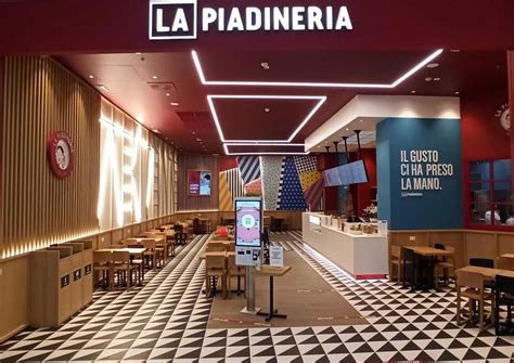 Interno di una piadineria moderna con persone che ordinano