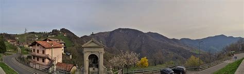 Fotografia panoramica del sagrato della chiesa con vista sulle montagne circostanti