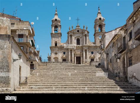 Sezione longitudinale della Chiesa Madre di Palma di Montechiaro che mostra la struttura a tre navate e la cupola