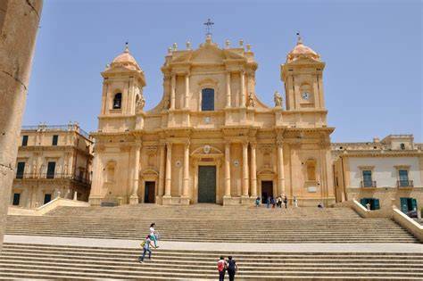 Vista panoramica della Chiesa Madre con la sua imponente scalinata