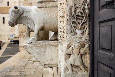 Dettaglio del portale principale e dei bassorilievi scultorei