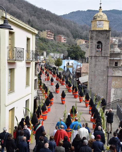 Foto di Prioresse in abito tradizionale durante una processione a Desulo