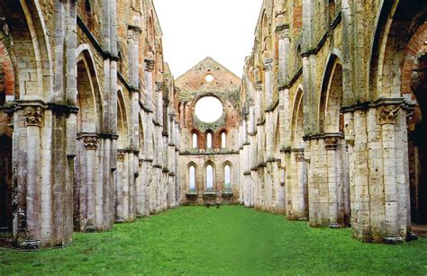 Veduta aerea dell'Abbazia di San Galgano senza tetto al tramonto
