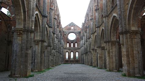 Interno dell'Abbazia di San Galgano con il cielo a far da tetto