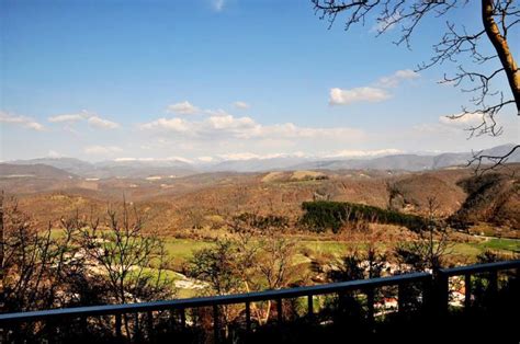 Esterno di Eremito con vista sulla valle umbra