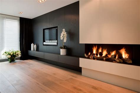 Sala relax con camino e cuscini a Eremito