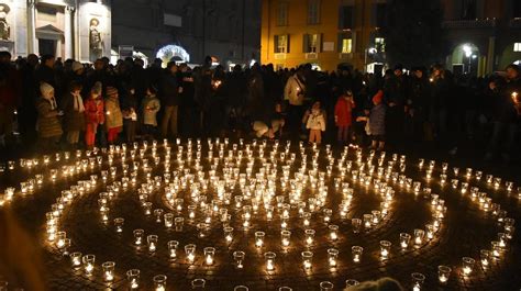Dettaglio delle 400 candele accese di sera a Eremito