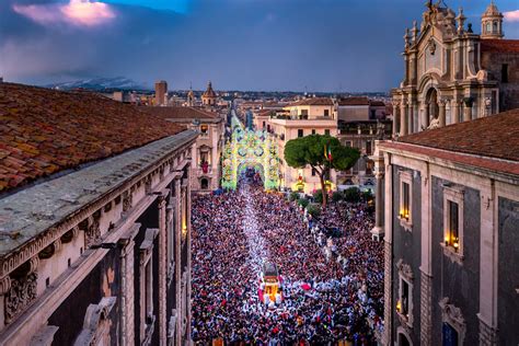 Foto panoramica della Festa di Santa Maria a Turate, con bancarelle e persone