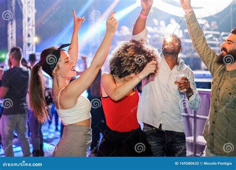 Foto di persone che si divertono e interagiscono durante la festa