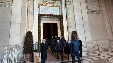 Pellegrini attraversano la Porta Santa in Vaticano