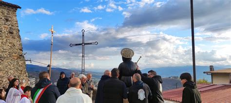 Foto di un santuario accogliente con persone in preghiera