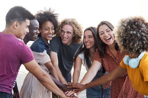 Immagine di persone di diverse etnie che si tengono per mano intorno a un globo terrestre, simboleggiando l'unità nella fede missionaria
