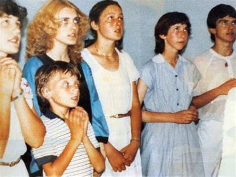 Descrizione: Sei giovani veggenti di Medjugorje, ritratti in una foto d'epoca, mentre descrivono le loro esperienze.