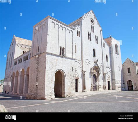 Foto esterna della Chiesa di San Nicola di Bari a Sestola con focus sulla facciata barocca