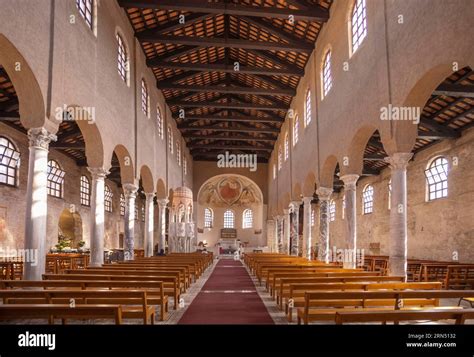 Interno della Basilica di Sant'Eufemia a Grado, focalizzando sui mosaici pavimentali e i capitelli