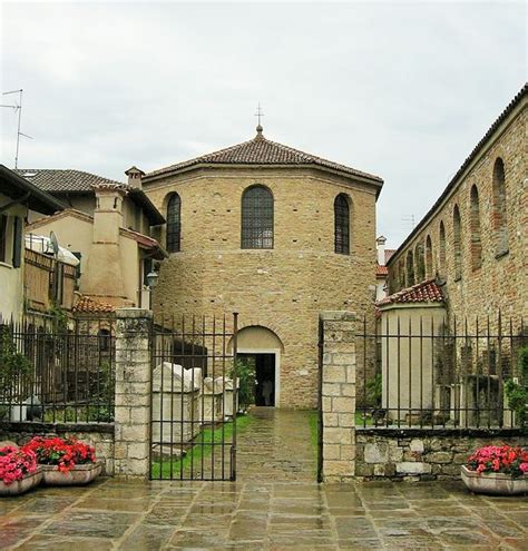 Ricostruzione esterna del Battistero di Grado con le finestre e l'ingresso