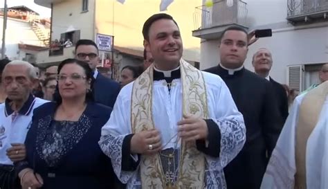 Foto di Don Alessandro in una celebrazione religiosa o in un momento pastorale con la comunità