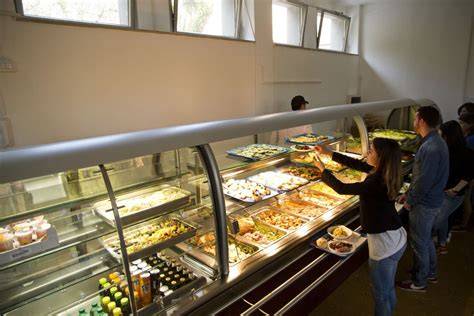 Foto dell'interno della mensa universitaria o di uno dei bar del campus