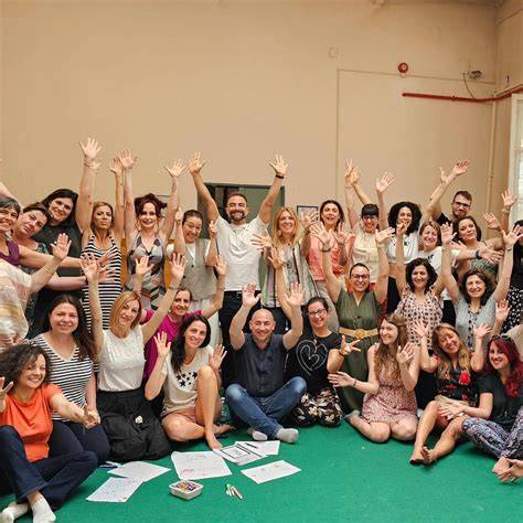 Foto di studenti che partecipano a un evento sportivo o musicale nel campus