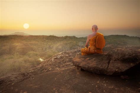 Monaco in meditazione in un ambiente desertico o montano