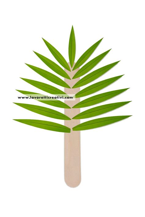 Artigiano mentre intreccia foglie di palma per la Domenica delle Palme