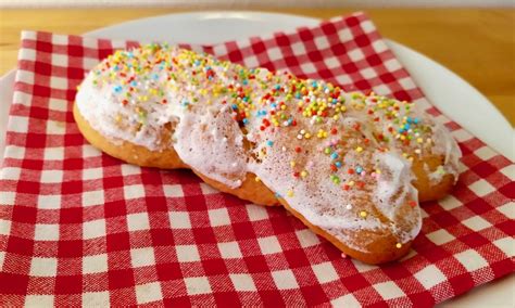 Dolci tradizionali calabresi come il cuculo o la cuzzupa con uovo sodo