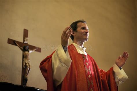 Comunità che canta in chiesa durante la Messa