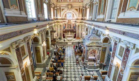 Vista panoramica del Santuario di Materdomini con il piazzale antistante