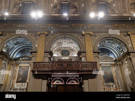 Foto della Basilica di Santa Maria del Fonte a Caravaggio durante una celebrazione notturna