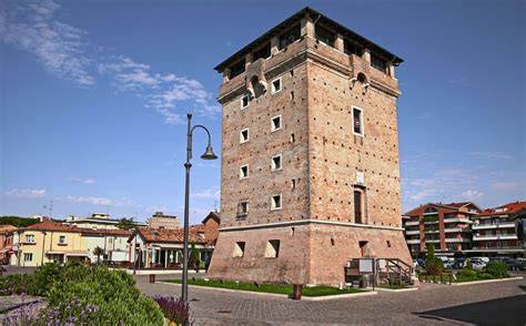 Foto della Torre San Michele a Cervia oggi, con l'ingresso dell'ufficio turistico