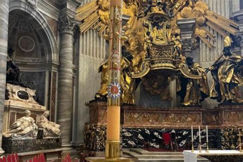 Illuminazione del cero pasquale nella Basilica di San Pietro