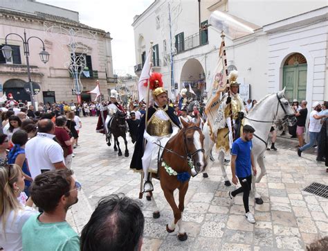 Foto della tradizionale cavalcata durante la processione verso l'Eremo.