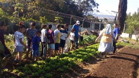Bambini e suore durante un'attività ricreativa in un centro sociale in Brasile