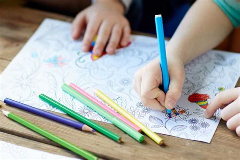 Bambini che colorano disegni a tema religioso durante una lezione di catechismo