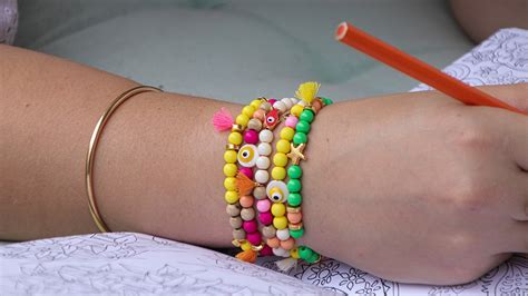 Bambini che realizzano braccialetti o disegni con perline colorate