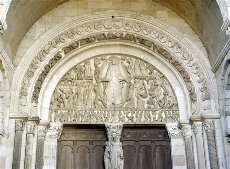 Timpano scolpito di una cattedrale romanica con scene bibliche