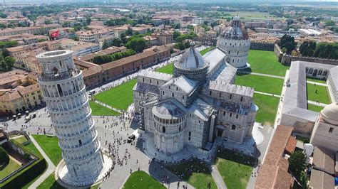 Iconica Piazza dei Miracoli a Pisa con il Duomo e la Torre pendente