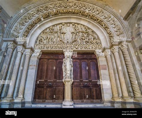 Dettaglio del Chrismon scolpito sul timpano della Cattedrale di San Pietro a Jaca