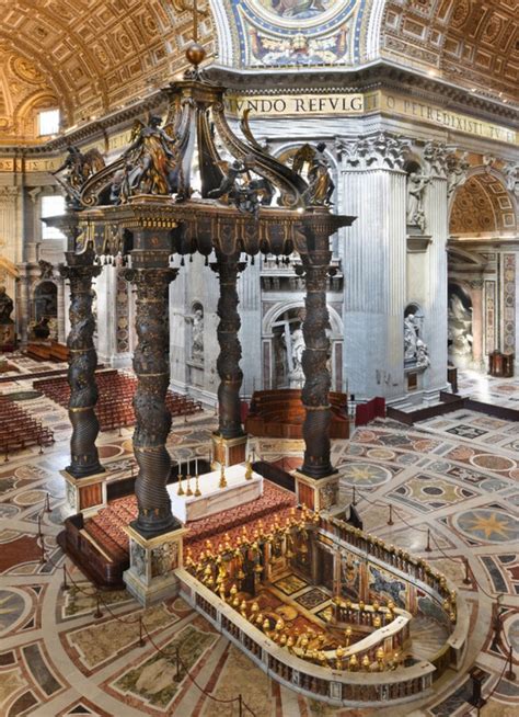 Foto di fedeli che passano sotto il baldacchino o accendono candele nella chiesa