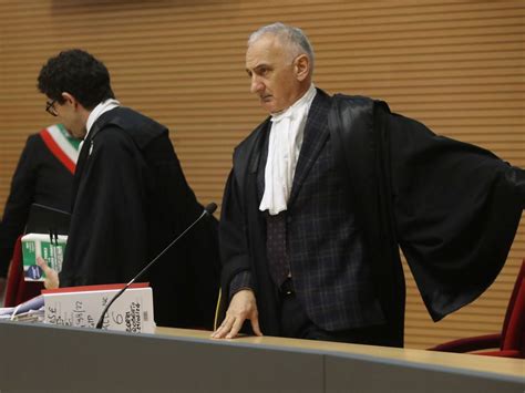 Magistrato che esamina documenti legali o carte processuali