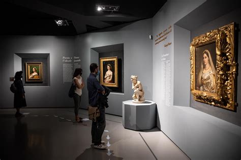 Interno della mostra Raffaello alle Scuderie del Quirinale con visitatori