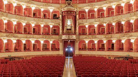 Interno del Teatro Vittorio Currò con i palchi e il palco principale