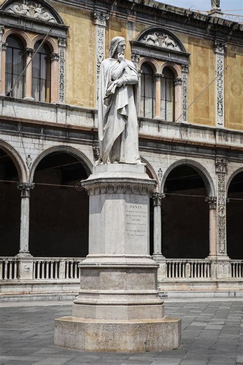 Fotografia della statua della Vergine di Ugo Zannoni