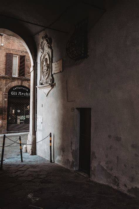 Tabernacolo restaurato nel Vicolo dello Sportello a Siena